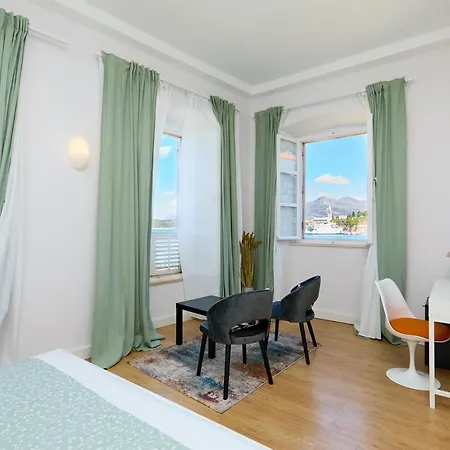 Bed & Breakfast- La *