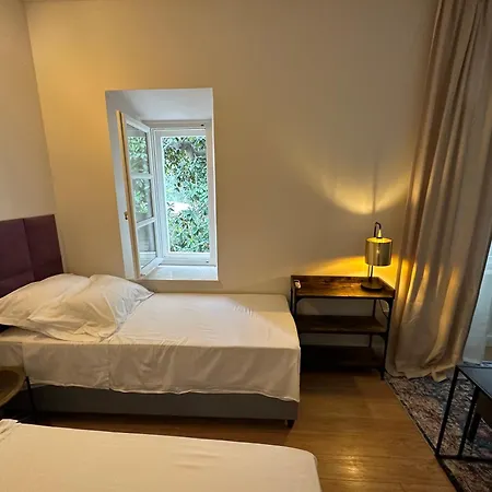 Bed & Breakfast- La *